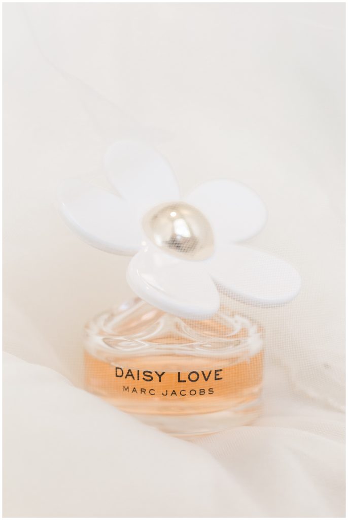 daisy love perfume bottle under veil on wedding day