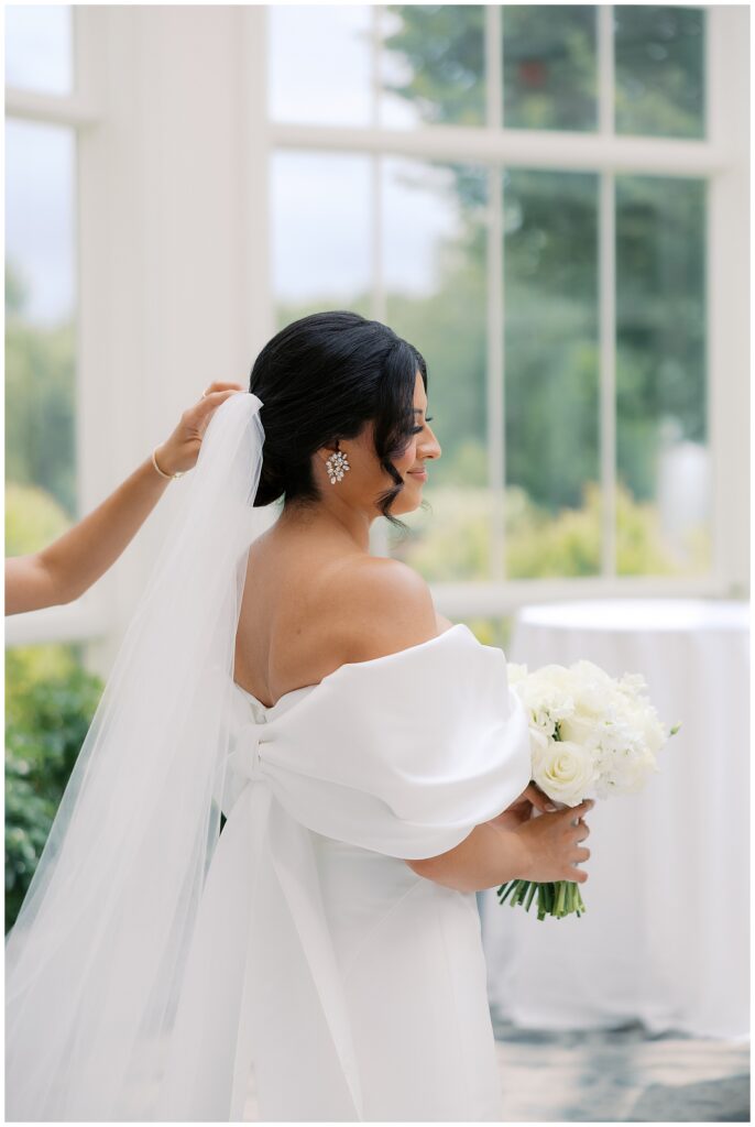 bride getting ready photo putting in veil